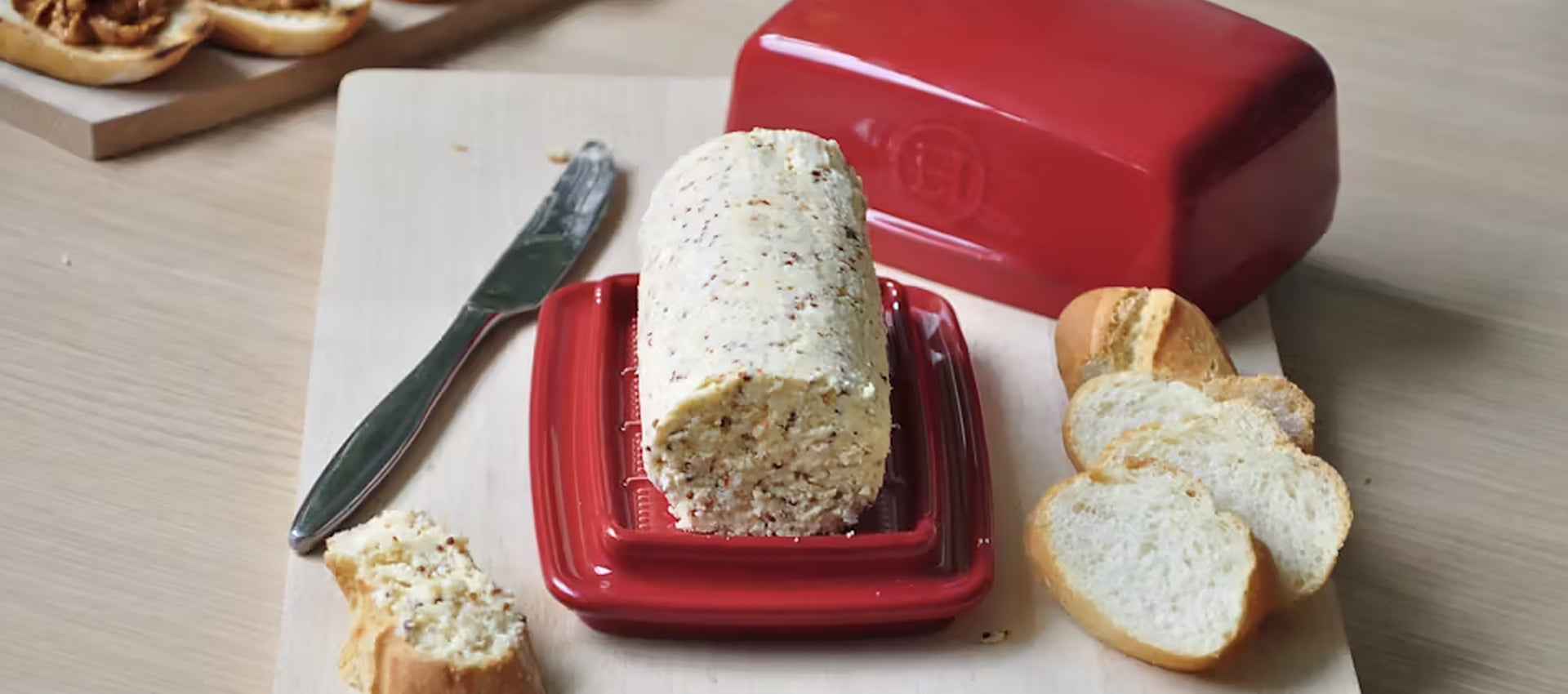 Chorizo-Butter mit getrockneten Tomaten und schwarzen Oliven