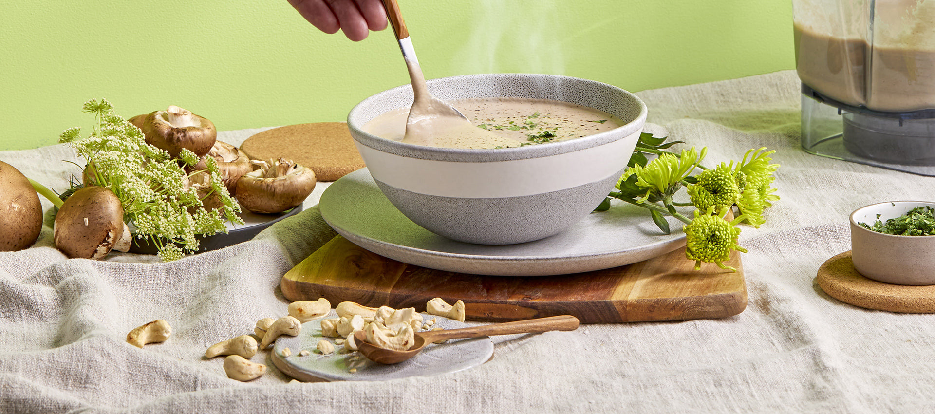 Pilzcremesuppe mit Cashewkernen