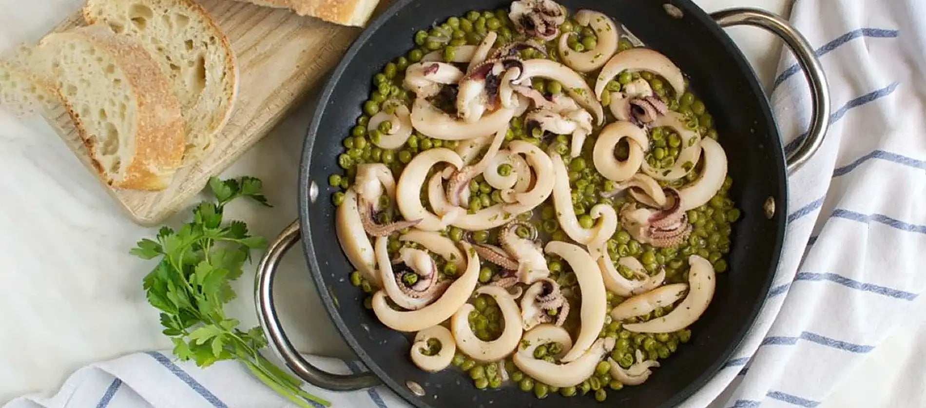 Tintenfisch mit Erbsen in heller Soße