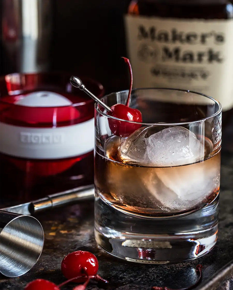 Stoße zu Valentinstag stilvoll an: perfekte Cocktails mit den Zoku Eis-Kugeln